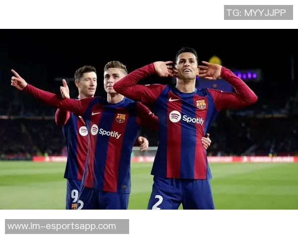 巴萨重返诺坎普进行公开训练球员教练齐聚合影留念展现团队精神