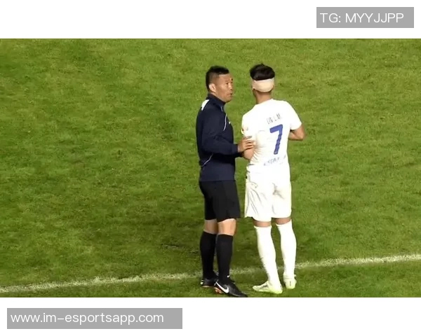 文莱门将遭逼抢慌乱二次抱球被判禁区内间接任意球引发热议