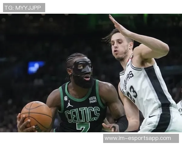 杰伦布朗中距离投篮表现惊艳全联盟命中率高达532引发热议